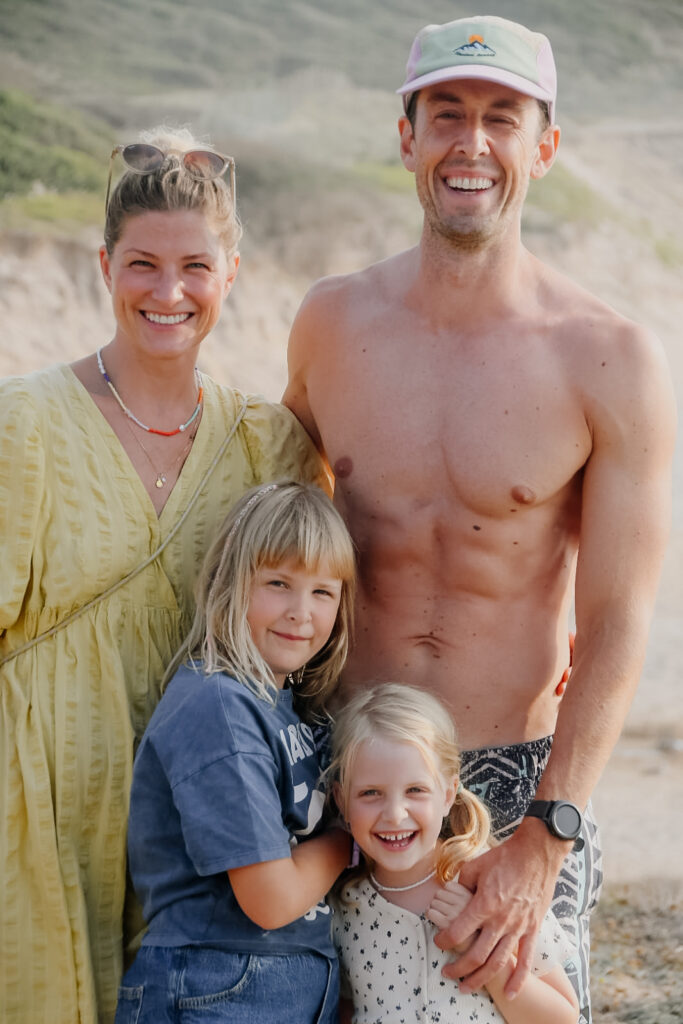 Familienfoto der Fotografin mit Mann und 2 kleinen Kindern im Urlaub