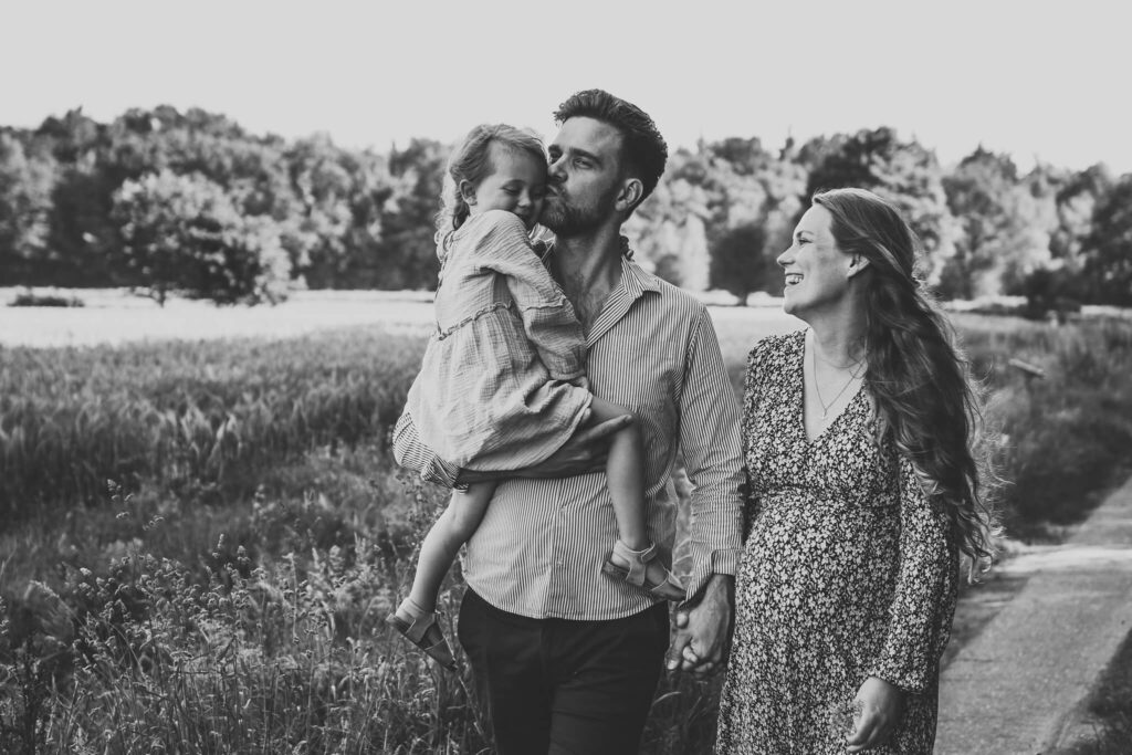 Familienfoto am Feldrand in Flensburg