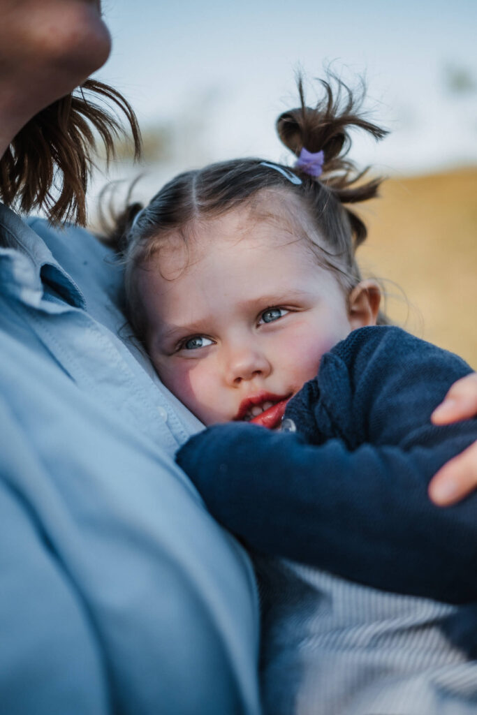 Portrait eines Mädchens im Arm der Mutter