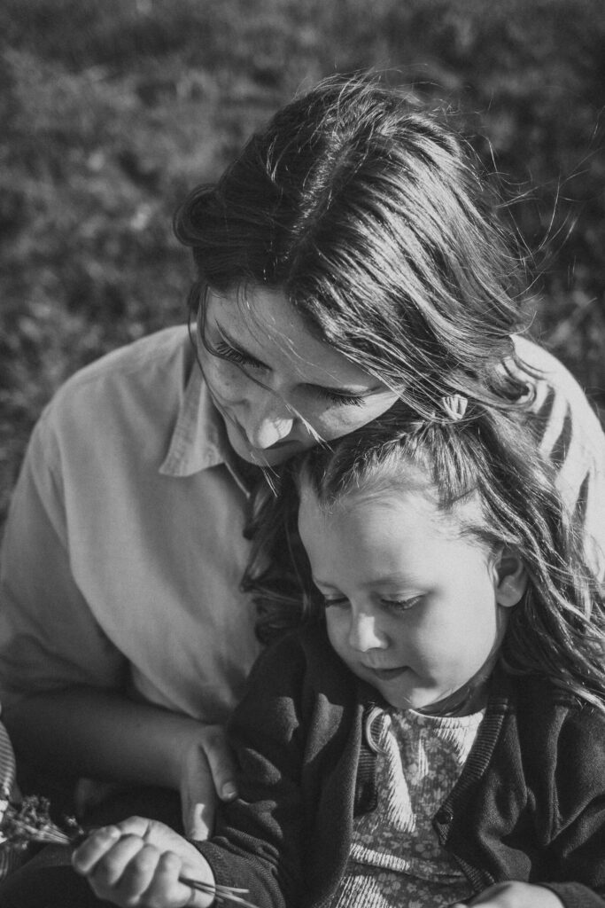 Inniger Moment zwischen Mutter und Tochter, aufgenommen von einer Fotografin für natürliche Bilder in Flensburg