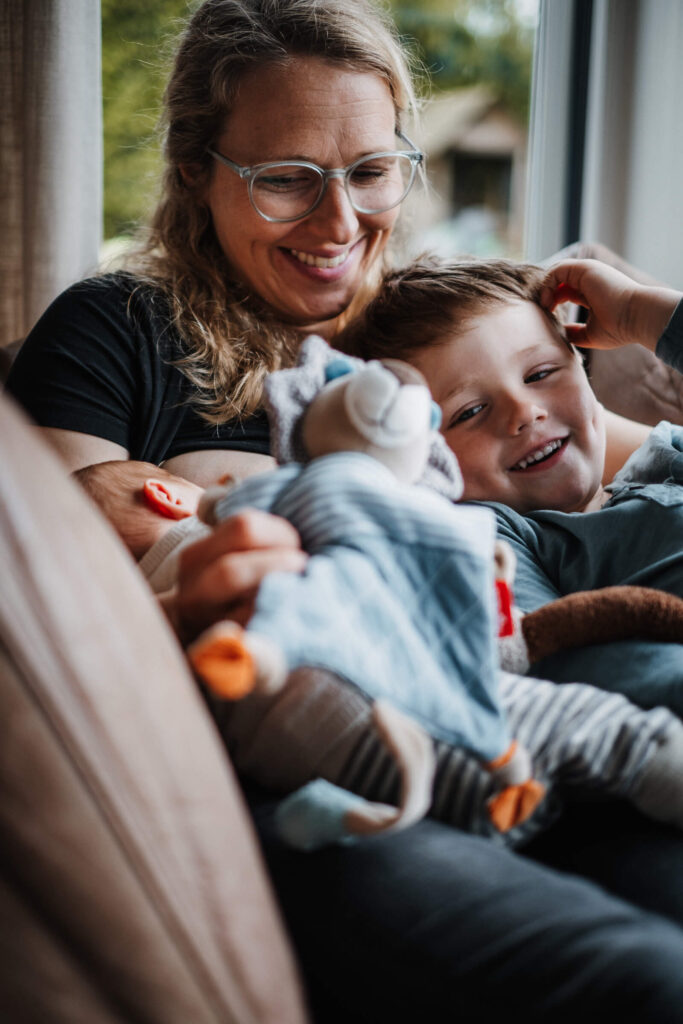 Mutter mit Neugeborenem und Sohn beim Stillen