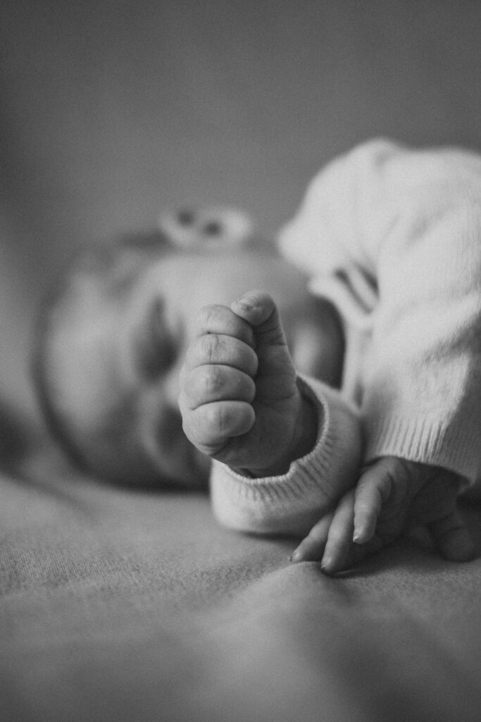 Babyfaust wird in die Kamera gereckt