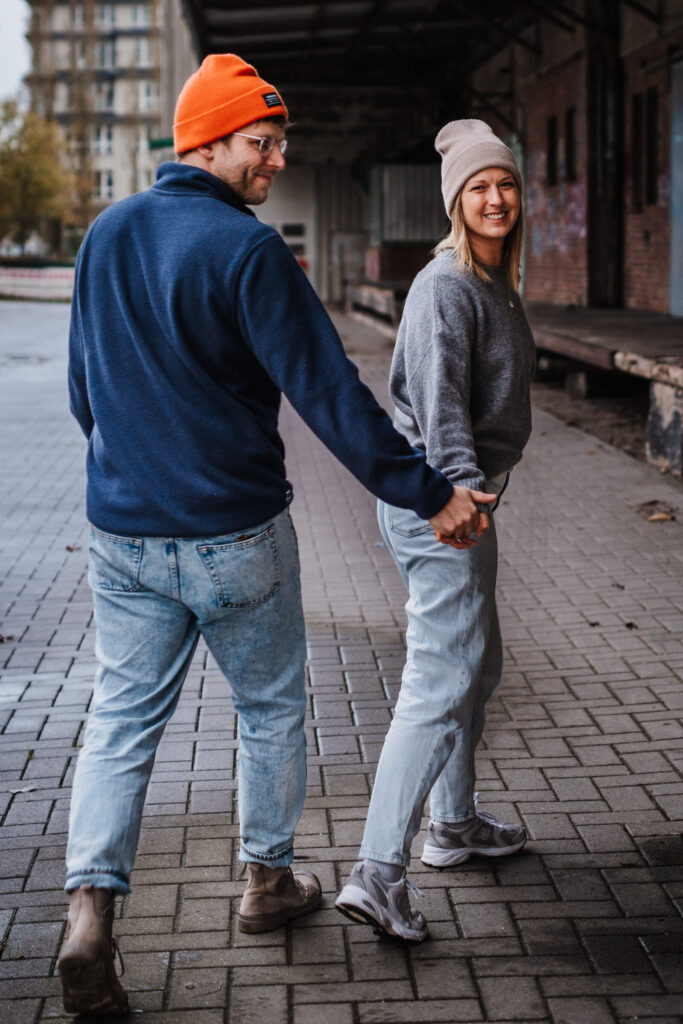 Paar in urbaner Kulisse am Flensburger Speicher