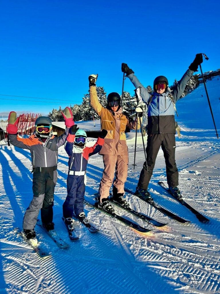 Familie beim Skilaufen