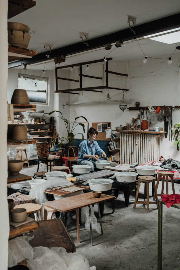 Werkstattaufnahme mit Keramikerin an der Drehscheibe bei einer Businessreportage in Flensburg