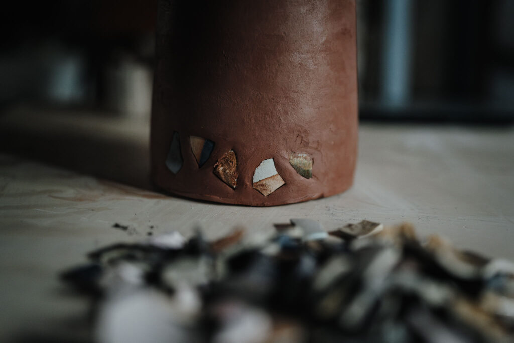 Detailaufnahme einer Vase mit Tonscherben verziert