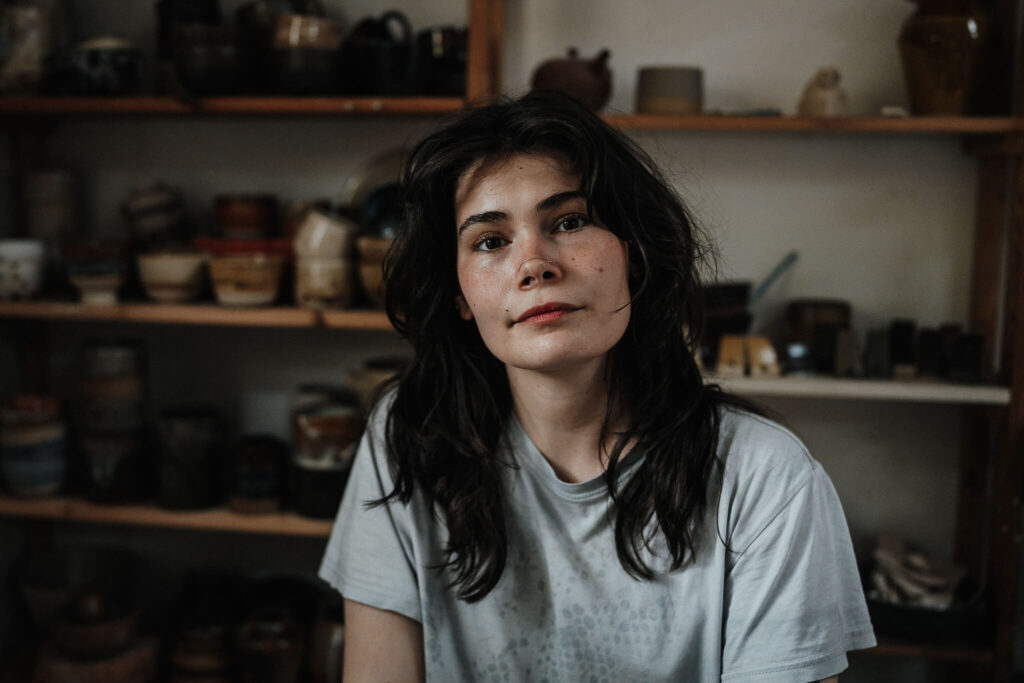 Portrait einer Handwerkerin in ihrer Werkstatt in Flensburg